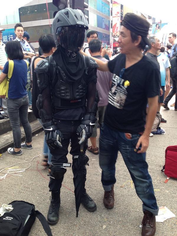 lynyiC's tweet photo. This guy came prepared for anything going down in #Mongkok #OccupyCentral http://t.co/9ktVFSvJt3 http://t.co/z0YtOeocCv
