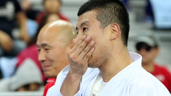 SBSsports's tweet photo. #SBS아시안게임 #공수도 선수들이 동메달을 따냈음에도 불구하고 아쉬움의 눈물을 흘렸습니다. http://t.co/udxoVBsHRW 열악한 환경에서 소중한 동메달을 안겨준 선수들! 정말 감사합니다!^_^ http://t.co/pKlx7TKbR4