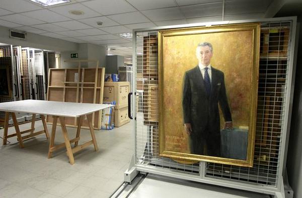 MorenoG_Agustin's tweet photo. Aparece en el sótano el retrato de Blesa por el que Caja Madrid pagó 159.000 €¿Quién se creía?
http://t.co/jBl6RxvGiN http://t.co/W0lgDz7oCv
