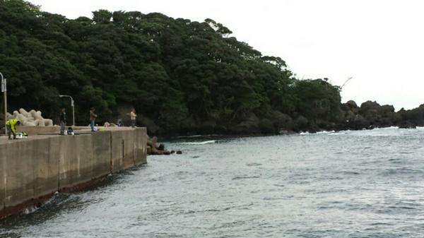 pachipachi07's tweet photo. 次のポイントに移動するも爆風状態でエギングは大苦戦中 ( ノД`)… http://t.co/XLgNJBfGbD