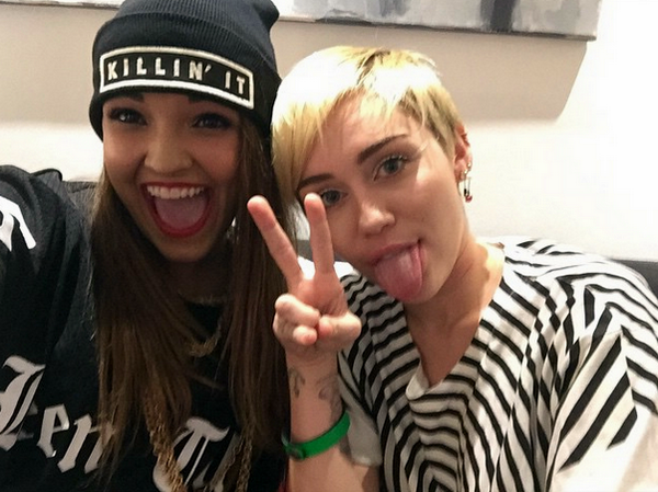 MileyUpdates's tweet photo. Miley on bangerz tour backstage http://t.co/LKWmBch2eA