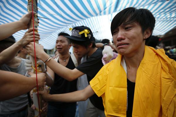 Hong Kong government accused of using triads to attack student protesters ti.me/1rbmVlD Photo: Wong Maye-AP
