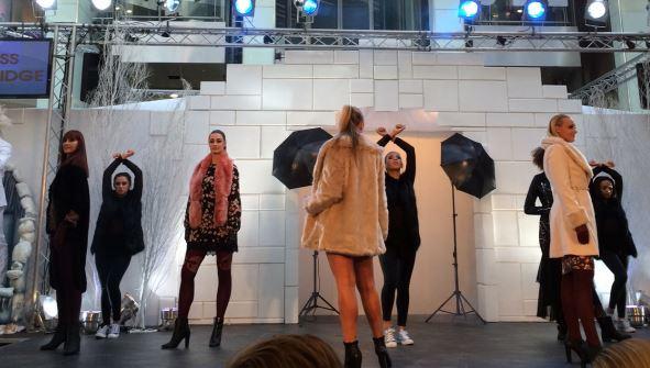 hellomag's tweet image. Boost your autumn look at this weekend’s intu centre #fashion shows: bit.ly/1gREYIs @intulakeside