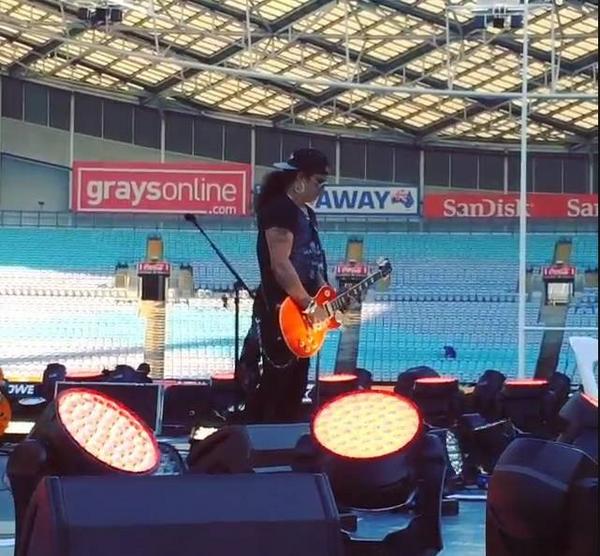 DEBBIE3636's tweet photo. [ SHORT VIDEO &amp; PIC]
@Slash practicing "Sweet Child o' Mine" at ANZ Stadium ,#AustralianPromo
http://t.co/PGMCSoJQJl http://t.co/1qgoYG3e4d