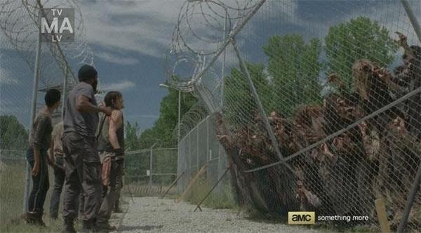 Momentos de tensión en la valla de separación de la zona de menores en el Parking Norte