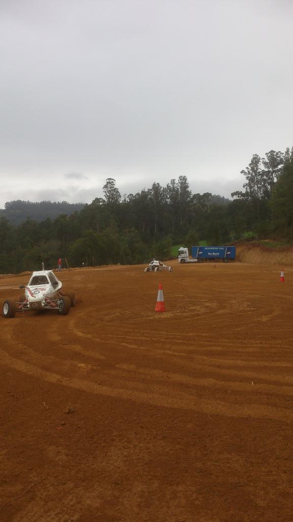 ae_sanmartin's tweet photo. En Carballo curso de conduccion de autocross http://t.co/TMwdrPuStc