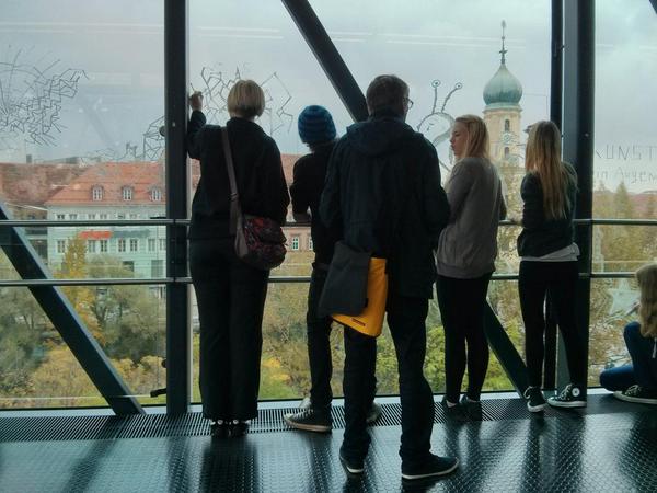 hmoskon's tweet photo. Es herrscht Gedränge in der Needle #fran14 #kunsthaus #visitgraz http://t.co/20HnCrALXw