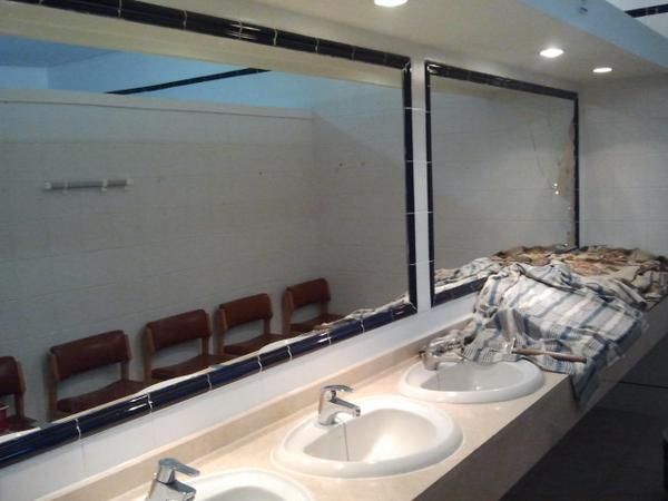 menos mal que sa Guàrdia Real sap a qui demanar uns miralls nous!