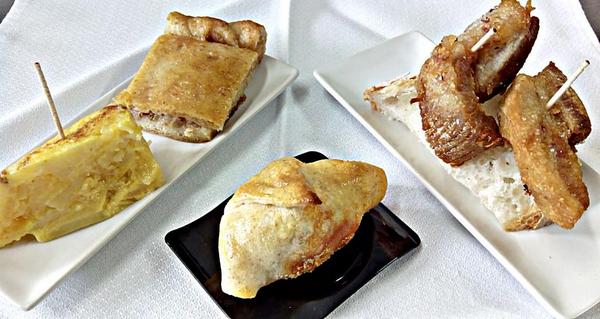 RestElEmigrante's tweet photo. Hoxe de pinchos GRATIS coa túa consumición...
-"Bolos preñados"
-"Rixóns"
-Empanada caseira e tortilla http://t.co/RG1ARqB1Cg