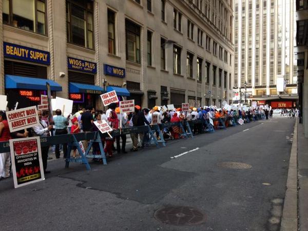 tinucherian's tweet image. #modimeetsamerica Visuals of Anti-Modi protests which the cheer-leading media won&apos;t show you scroll.in/article/681375…