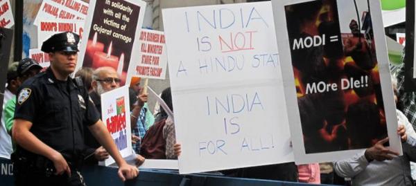 tinucherian's tweet image. #modimeetsamerica Visuals of Anti-Modi protests which the cheer-leading media won&apos;t show you scroll.in/article/681375…