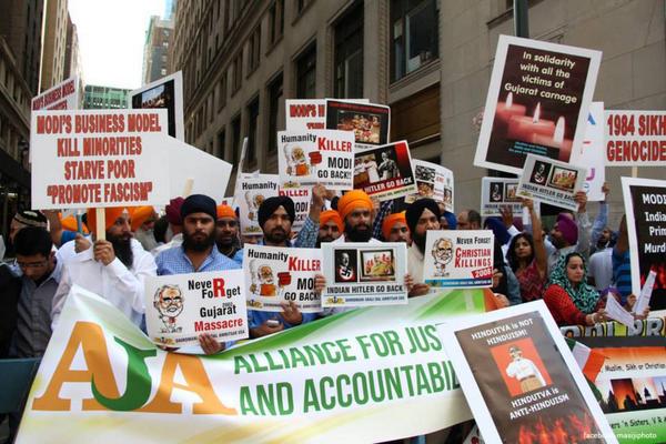 tinucherian's tweet image. #modimeetsamerica Visuals of Anti-Modi protests which the cheer-leading media won&apos;t show you scroll.in/article/681375…