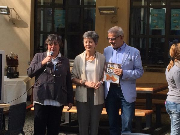 OscarCeretti's tweet photo. @GigiPadovani #ClaraPadovani presentano il loro Libro "Street Food all'italiana " @PdeiMestieri #lapiazza10 http://t.co/8fpmpocIHj