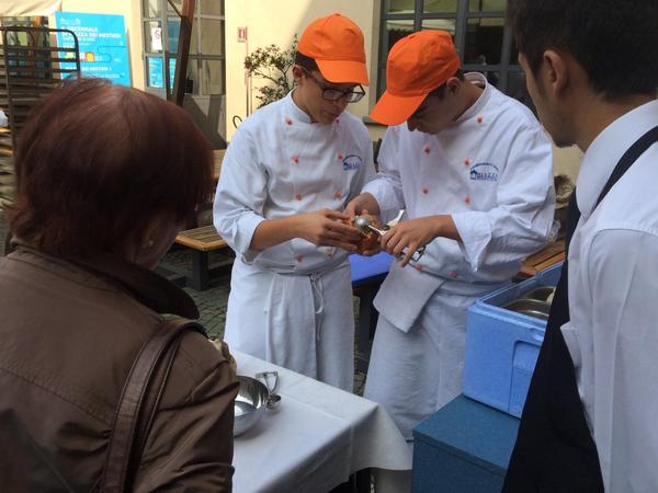 OscarCeretti's tweet photo. Sapori, cordialità e professionalità Con i ragazzi della Piazza @PdeiMestieri #lapiazza10 http://t.co/rB55ejkMIN
