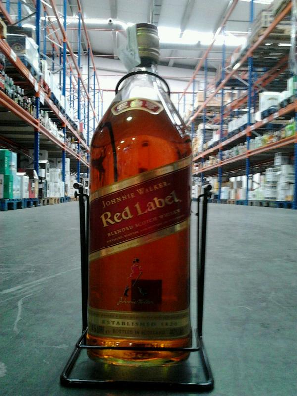 4 LITROS Y MEDIO DE JONNY WALKER!!!! Esta noche en El Momento, participa pidiendo tu copa!!!  :)