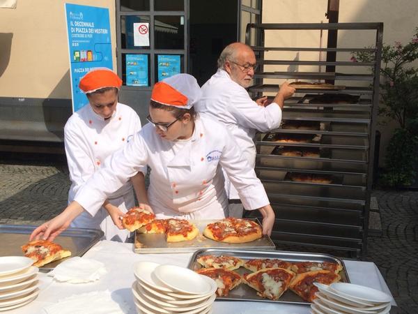 OscarCeretti's tweet photo. Pizza e cannoli non potevano  mancare @PdeiMestieri #lapiazza10 http://t.co/2XFXyLXdFF