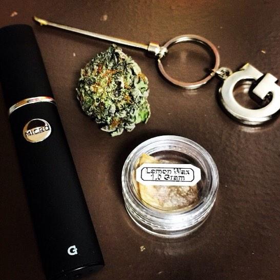 TeamPuffAlot's tweet photo. WAKE N BAKE!! 😚💨💨 G-Pen Stuffed With Lemon Wax!!! 🍋 Finished With A Joint Full Of Some Purp Kush😈 Finna Get Fucked 🚀 http://t.co/SWcqL9CSd9