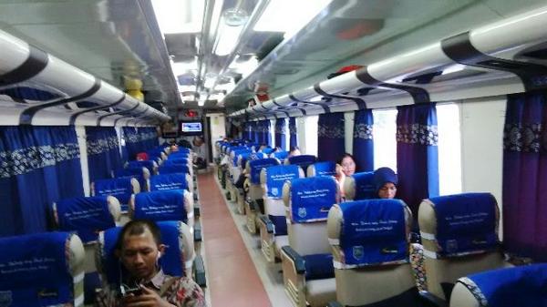 KAI121's tweet photo. Ornamen Batik jg menghiasi interior KA #TegalBahari, kelas Eksekutif, Bisnis &amp; Restorasi khas dgn nuansa Kota Tegal http://t.co/LLA5f9ArwI