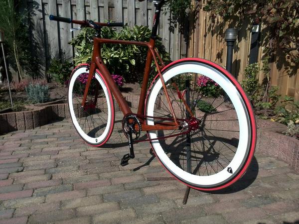 Hij fietst top! Dankjewel <a href="/Carbonreparatie/">Edwin van Vugt</a> @zsjoskealebeek <a href="/RickvdHanenberg/">Rick v/d Hanenberg</a> #oneofakind #fiksie