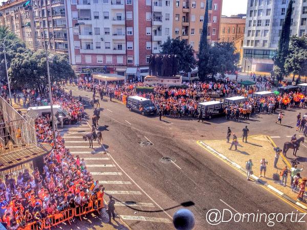 Domingortiz's tweet photo. Mestalla ya siente el partido. A la espera del autobús del @valenciacf . http://t.co/epJSyES5qm