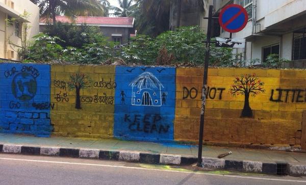 sonal575's tweet photo. #YoungIndians on the road for #CleanIndia. Little hands doing big work. #Dusshera gift to the locality from the kids. http://t.co/8ov41pvRL1