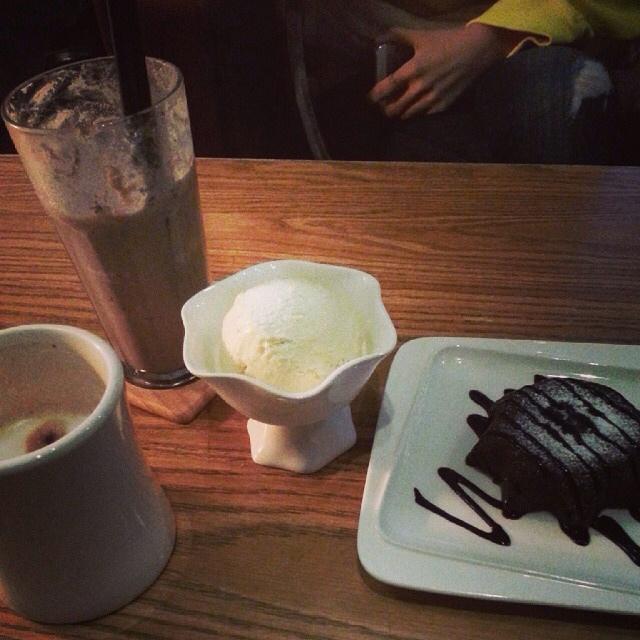 BzGo9_KCIAAJDxd.jpg:large