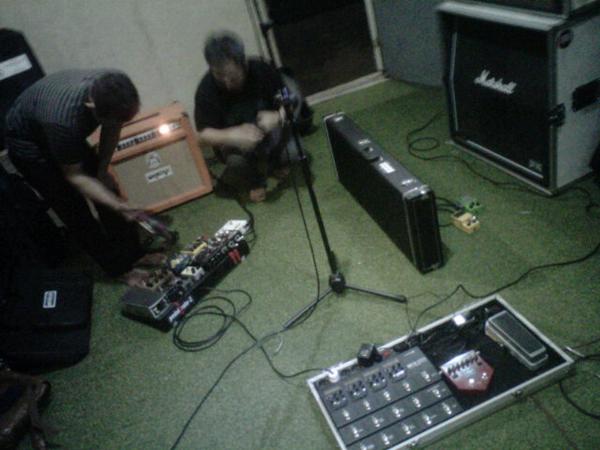 Duo dynamic, flamboyan pokoke <a href="/ajinaka/">Arisara Jinaka</a> <a href="/budi_ogah/">Budi Santosa</a> sparing at <a href="/kingdomSMG/">KINGDOM Music Studio</a>