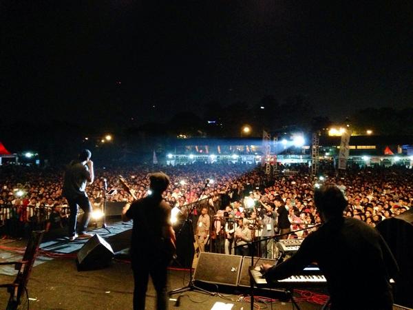 "<a href="/musiktulus/">Musik Tulus</a>: Penampilan TULUS di Fisiphoria UNDIP, Stadion Diponegoro, Semarang. :) "