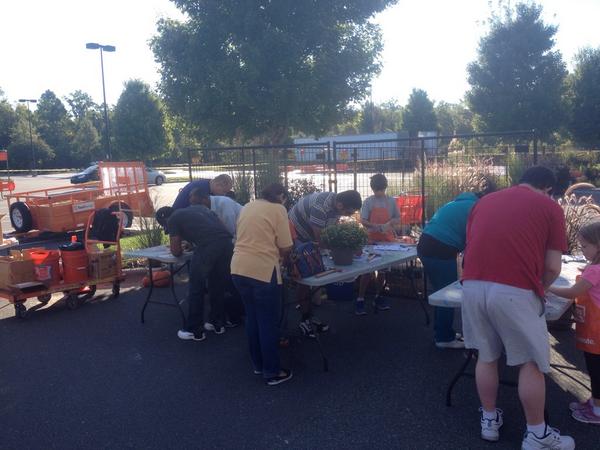 Kevin3662's tweet photo. Kids Workshop up and running and having a great time !!! http://t.co/ePv1giJJeU