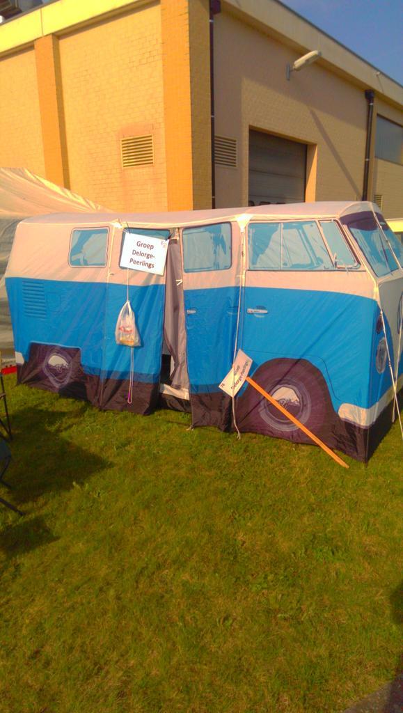 De eerste keer dat ik hem live zie, de vw-tent. Super! #sint-truiden #levensloop #iwoodbe