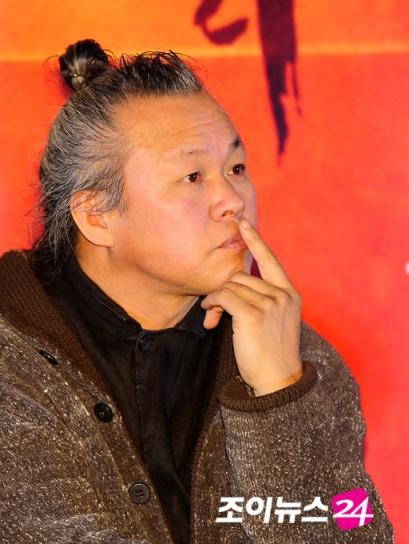 김기덕 "故노무현 대통령, 마지막까지 많은 교훈 줬다" 
"故노무현 대통령이 가장 민주주의에 근접할 수 있는 분이라 생각했다. 그분이 가고 나서 벌어지는 상황을 보며 그분이 더 소중했다는 것을 알게 됐다"
동감