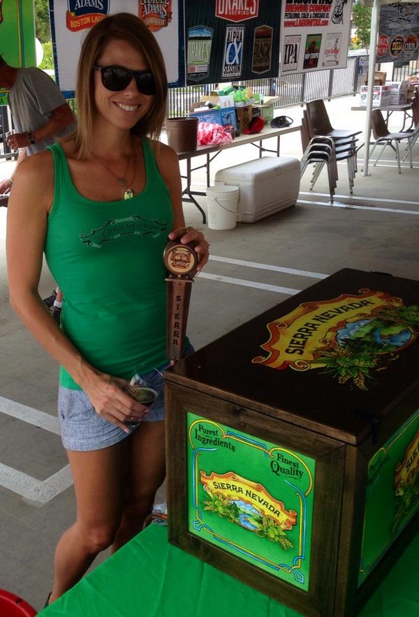 DoraMtn's tweet photo. Pouring today at #AutumnArtsGrapes&amp;Grains come day hi if you're here! #SierraNevada #LoveTheBeerLoveMyJob http://t.co/yUwjX5iDt9