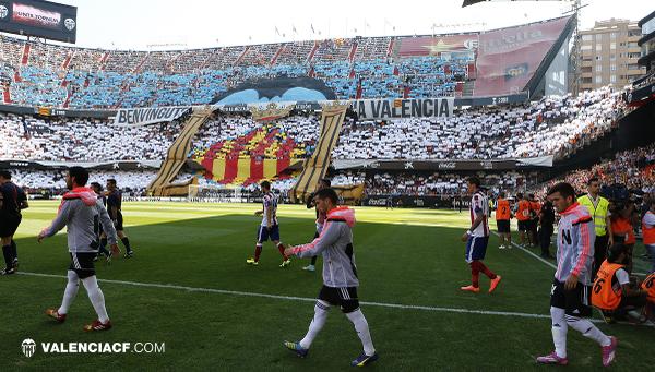 valenciacf's tweet photo. Así saltó nuestro equipo a Mestalla. Gracias @CN10_VCF , gracias afición. Vosotros sois el VCF #JuntsTornem http://t.co/U2uuqFxXaT