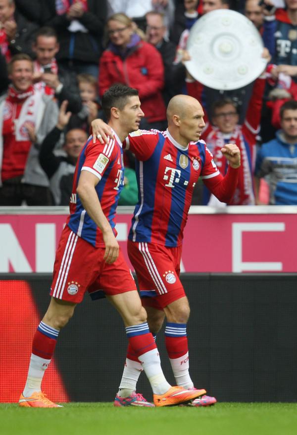 FCBayern's tweet photo. ...dann das Vergnügen! #FCBH96 3-0 http://t.co/Uz2IvV60Ie
