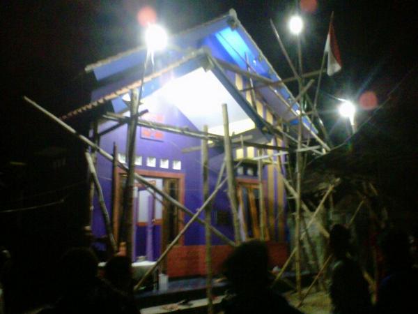 Opshid12's tweet photo. Pemasangan piramida pada RLHS #tsp86 Pak Muslihin selesai pada pukul 21.10 http://t.co/0YSnJ2C9mS