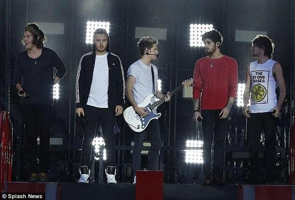 taelepathy7_'s tweet photo. #WhatWillIMissWhenWWATEnds

The boys entrance!❤💜😍👏👏 http://t.co/vaEo1lt70o