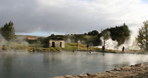 aurorainiceland's tweet photo. New! Float @ Secret Lagoon, while listen to SigurRos in underwater speakers &amp; watch aurora http://t.co/wIRE3exrVp http://t.co/r1a4A3nEnh