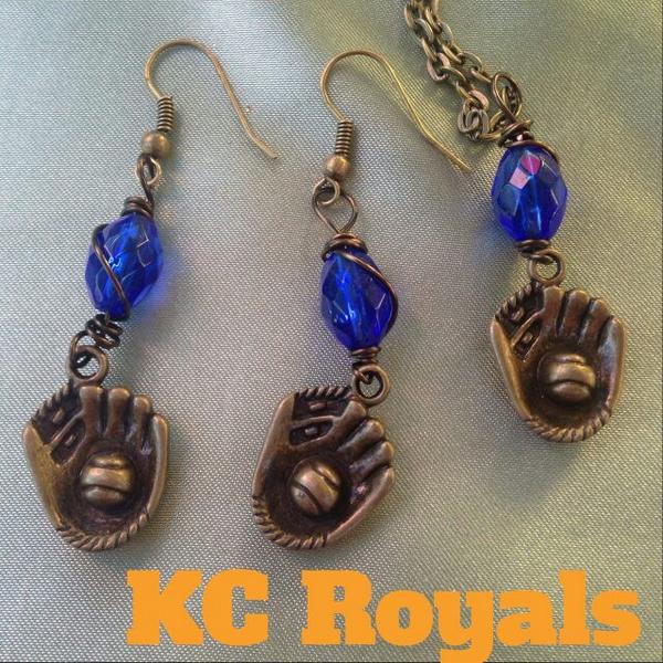FunkyRelics's tweet image. Show your Royal spirit with these pretties!  #kcroyals #royals #kc #baseball #earrings #kansascity #kcmo