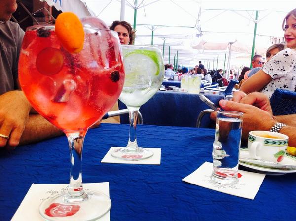 BarBaviera's tweet image. Ambientazo, gente guapa y mejores #gintonic en nuestra terraza. Temazos de los 80&apos;s @ABSOLUTvodka_US #pamplonademoda