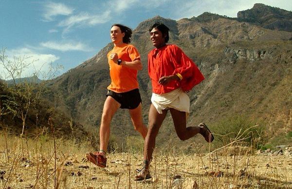 𝚘𝚖𝚘 در توییتر 2人で木製のボールを蹴りながら 10時間以上ひたすら150kmくらい走る ララムリ伝統のララヒッパリという伝統的な遊びに子供も大人も夢中になる 人はなぜ走るのか それを知るためには 誰かと走ればいい