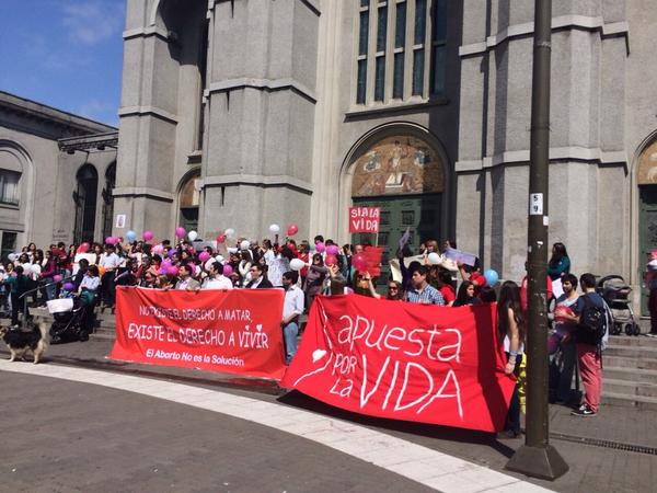 ChileSiempreCCP's tweet photo. Gran Marcha de la Red Pro Vida de Concepción!! Porque Concepción dice SI a la vida!! @AnitaMartinR  @biobio http://t.co/iZiggrV4gn