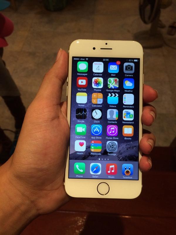 iPhone_Society's tweet photo. วันนี้ลองถือ iPhone 6 ทั้งวัน โดยรวมแล้วพอดีมือดีครับ ขนาดโอเคเลย แต่ขอบจออาจต้องมีขยับมือบ้างเล็กน้อย http://t.co/zoPUU0LlMd