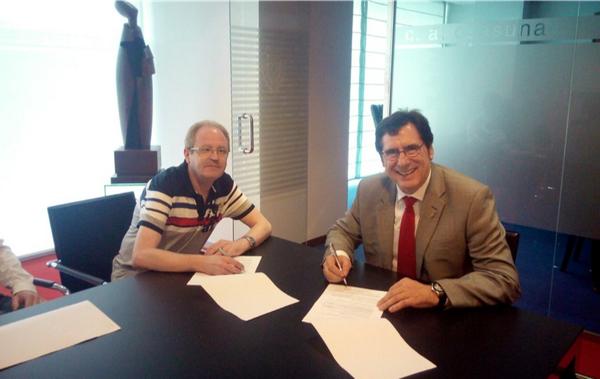 Osasuna's tweet photo. Esta tarde #Osasuna ha firmado el convenio de colaboración con el @cdcarcar http://t.co/dUQ7HdKz5N
