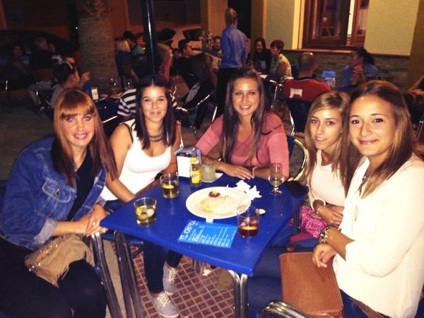 Clarita1112's tweet photo. Una noche genial junto a ellas. No he reido mas en mi vida @EncaJimenez @MariNofilla @Bea_Izquiierdo y  #Alba http://t.co/9vJ6Wfy32p