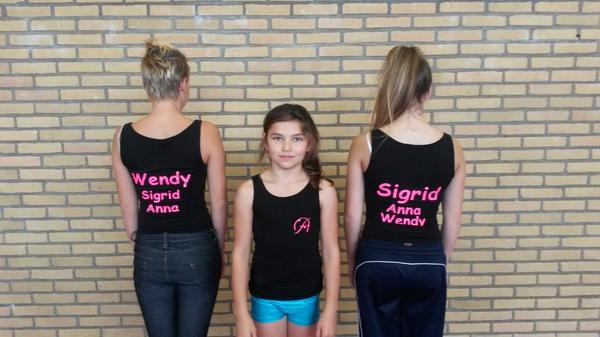 _Sigridd_'s tweet image. "@HSBedrukkingen: Anna, Wendy &amp;amp; Sigrid kunnen nu trainen in hun nieuwe shirts. http://t.co/dw1vPLCgmv"