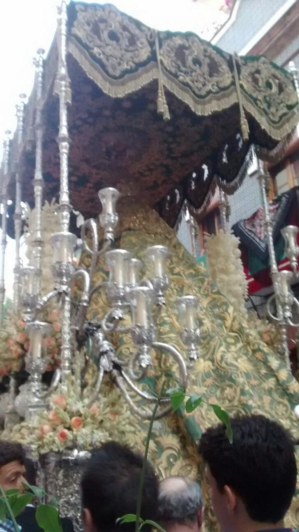 Avanza la virgen por su calle a sones de Esperanza por Huelva Coronada