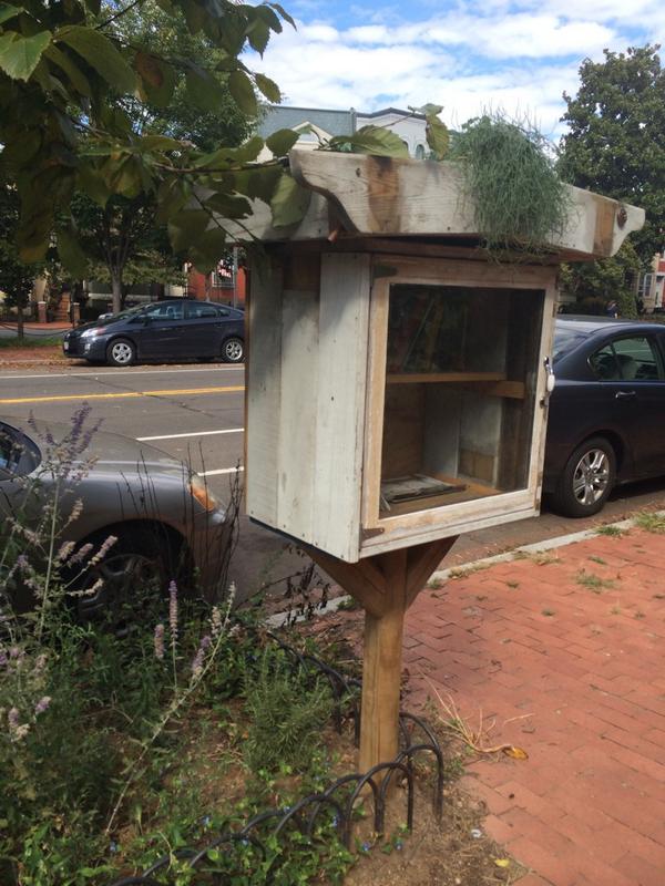 LilLibraryDC's tweet image. &amp;lt;3 the green roof of the newest @LtlFreeLibrary on Capitol Hill on No Carolina b/w Eastern Market and Lincoln Park