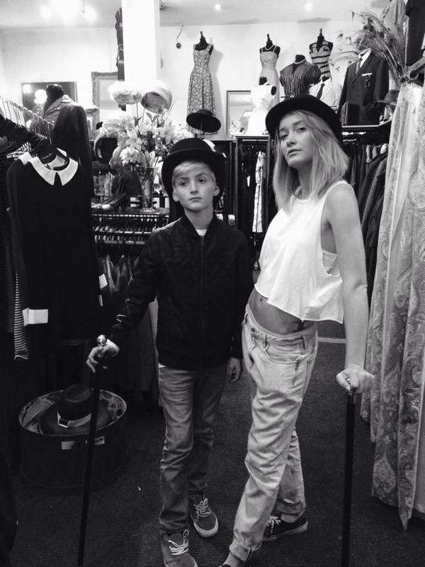 baileyheath1's tweet photo. Me and my sister @IndiHeath shopping for top hats.
#twins #blackandwhite #happy http://t.co/7OshjvwBOd