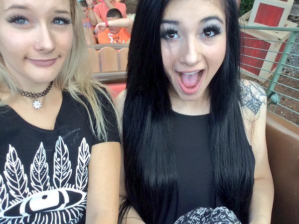 karys__'s tweet image. happy mice at disney 👯🎀🐭