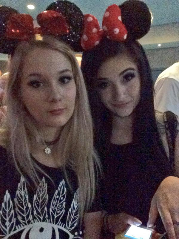karys__'s tweet image. happy mice at disney 👯🎀🐭